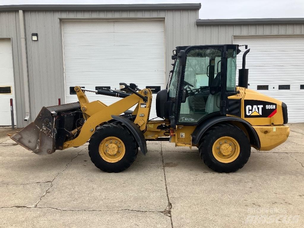 CAT 906 H Gumikerekes homlokrakodók
