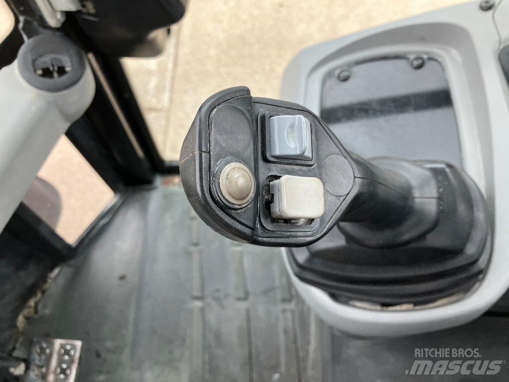 CAT 906 H Gumikerekes homlokrakodók