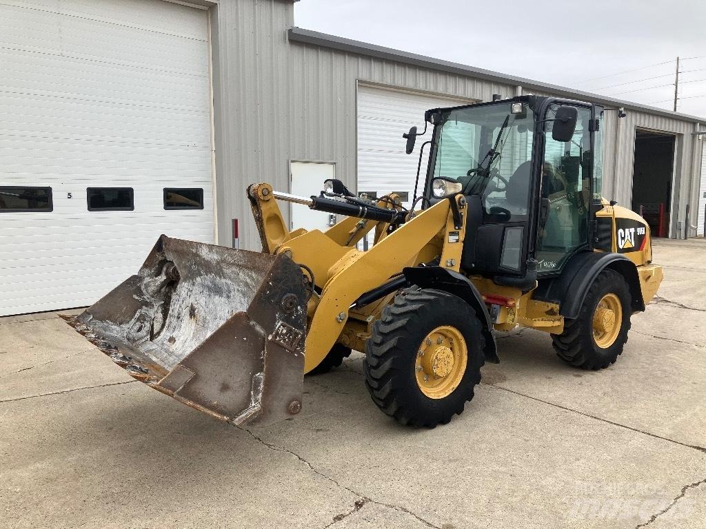 CAT 906 H Gumikerekes homlokrakodók