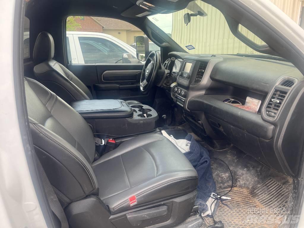 RAM 5500 Platós / Ponyvás teherautók