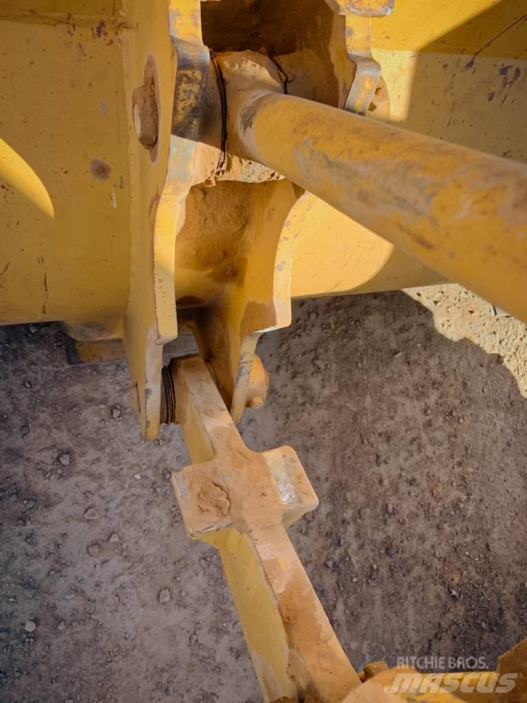 CAT 920 Gumikerekes homlokrakodók