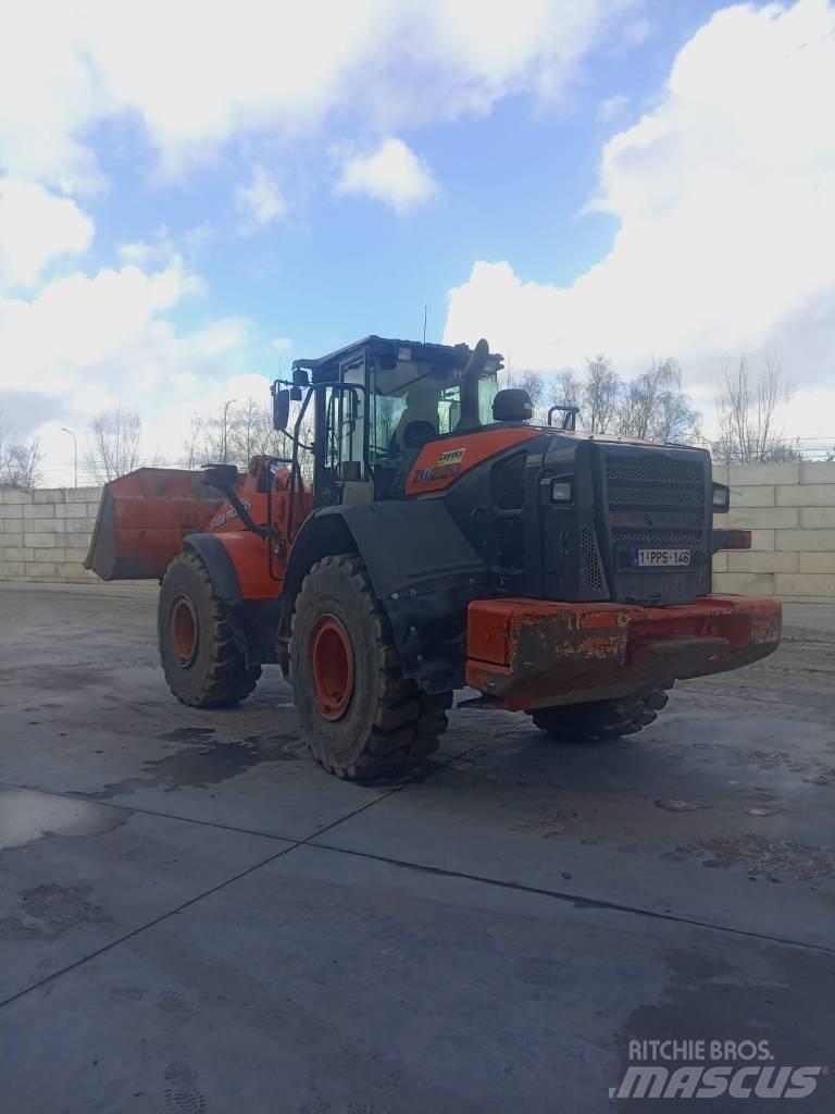 Hitachi ZW 220-6 Gumikerekes kotrók