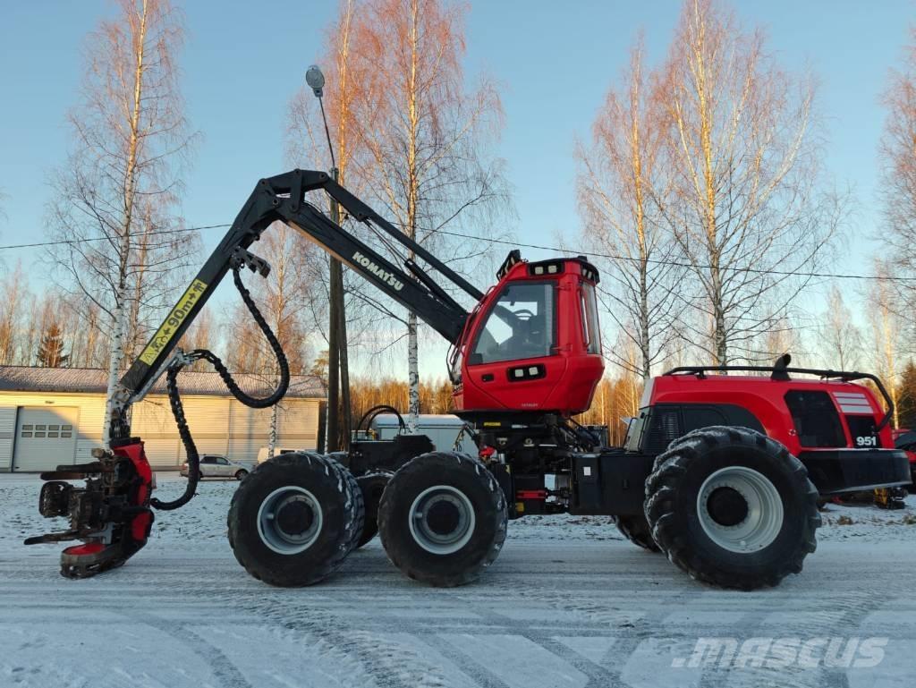 Komatsu 951 Betakarítók