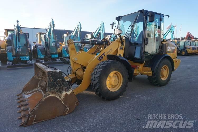 CAT 906 M Gumikerekes homlokrakodók