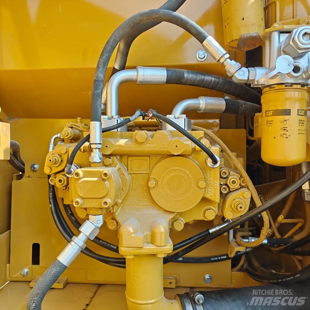 CAT 320D2 Lánctalpas kotrók
