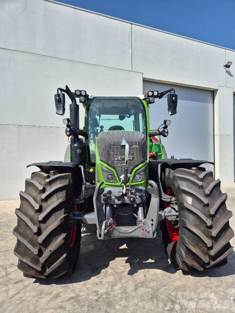 Fendt 718 Vario Traktorok