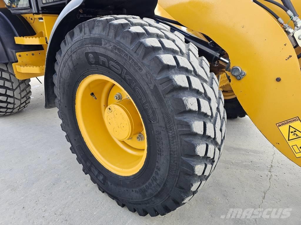 CAT 908M Gumikerekes homlokrakodók