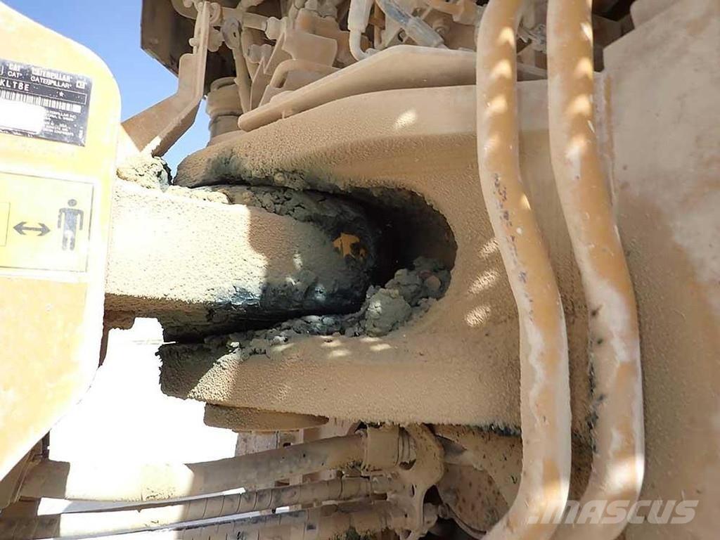 CAT 988K Gumikerekes homlokrakodók