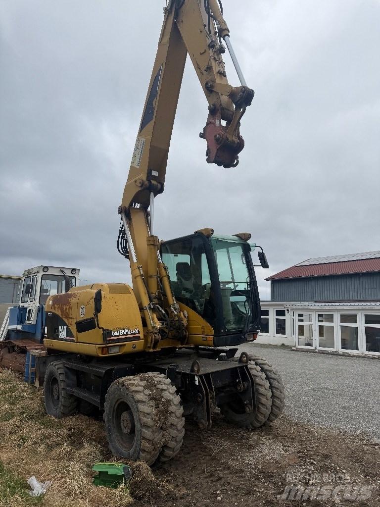 CAT M 313 C Gumikerekes kotrók