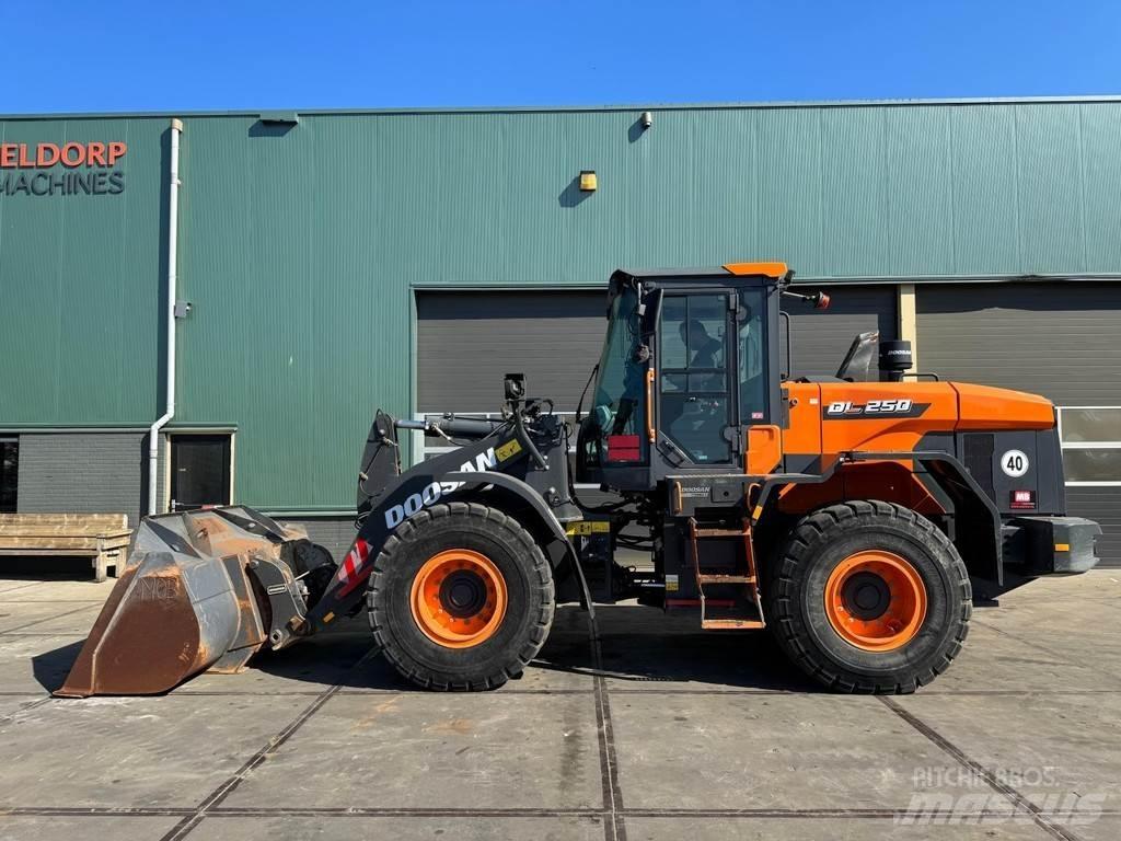 Doosan DL250-7 Gumikerekes homlokrakodók
