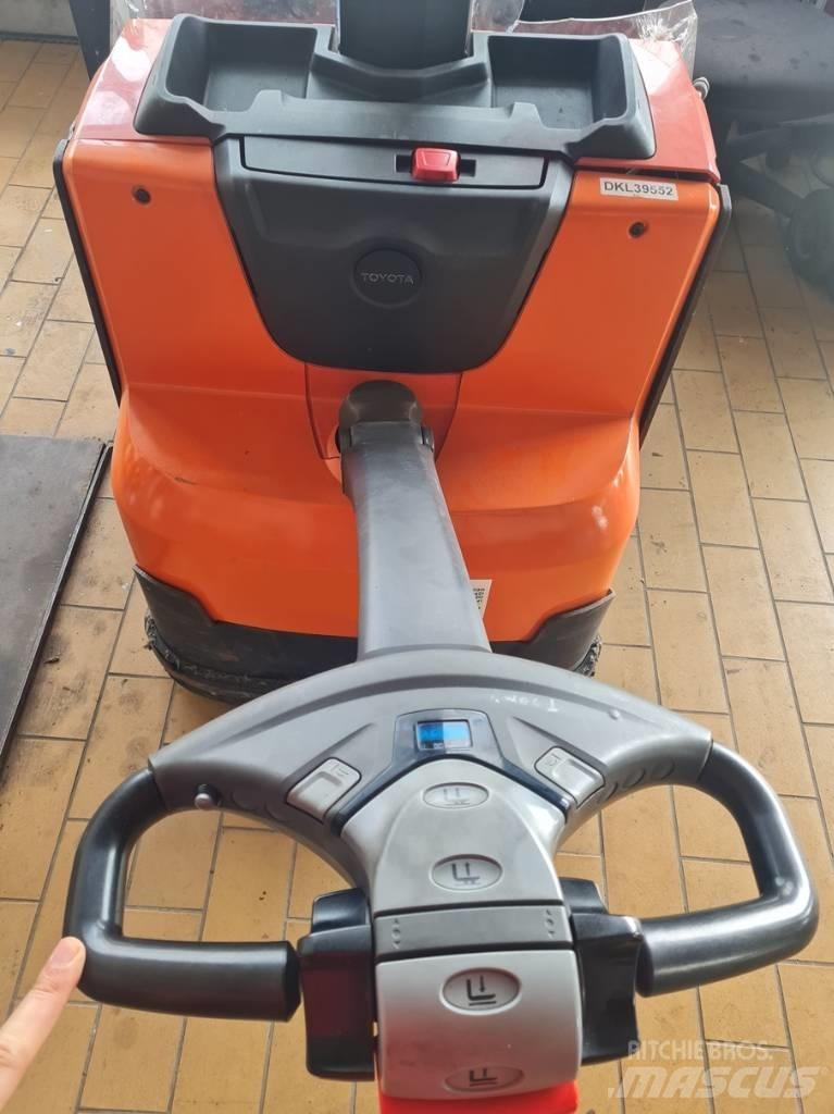 Toyota SWE080L Gyalogkíséretű targonca