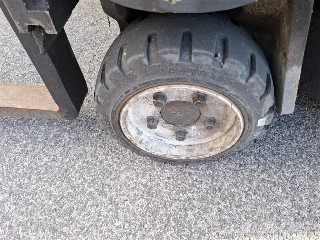 Combilift C3000CB Tolóoszlopos négyutas targonca