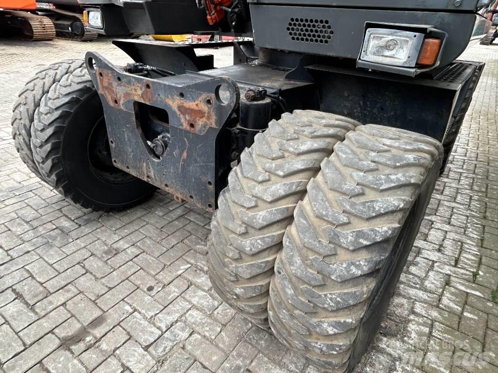 Hitachi ZX 140 W Gumikerekes kotrók