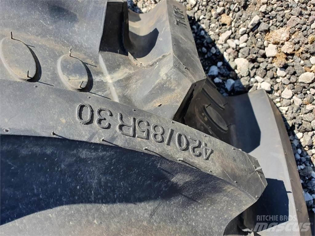 BKT 420/85R30 Gumiabroncsok, kerekek és felnik