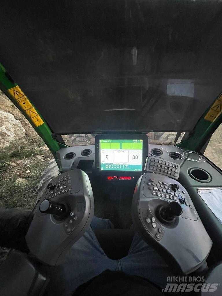John Deere 1270 G Betakarítók