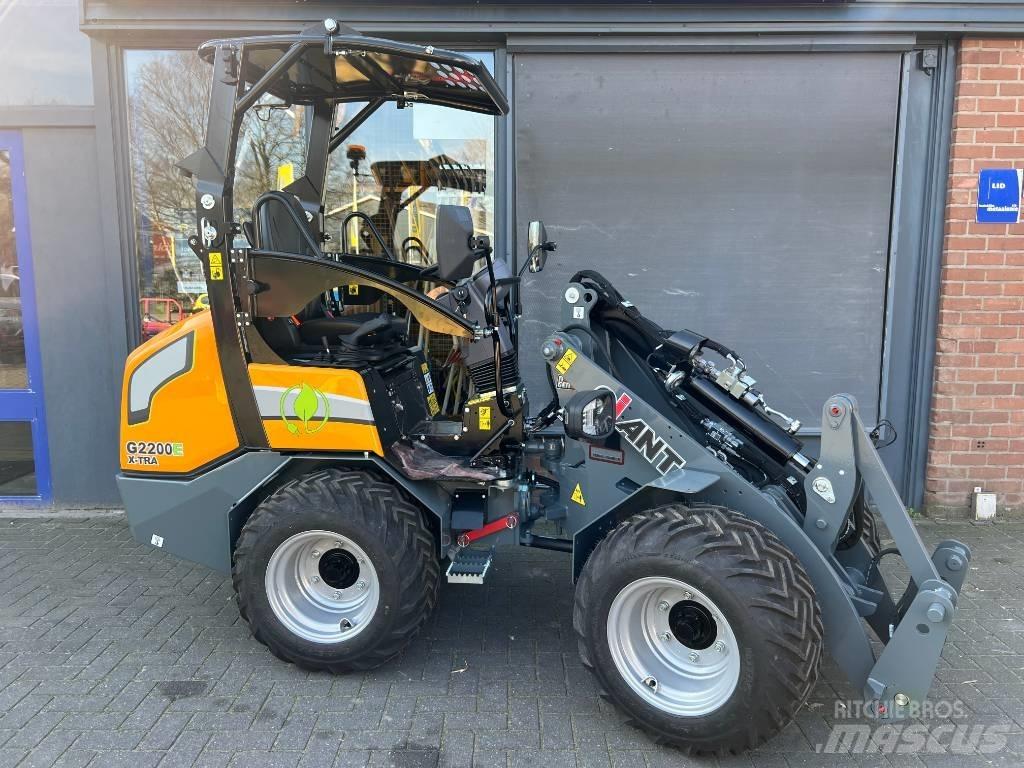 GiANT G2200E X-tra Univerzális rakodók