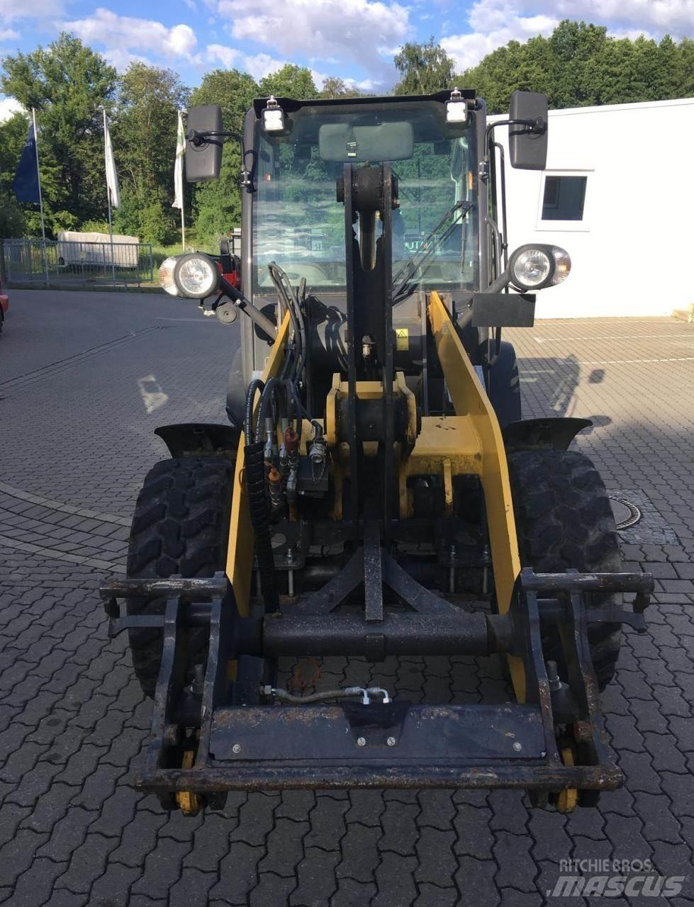 New Holland W50c Gumikerekes homlokrakodók