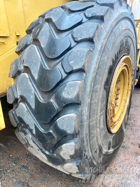 CAT 980 C Gumikerekes homlokrakodók