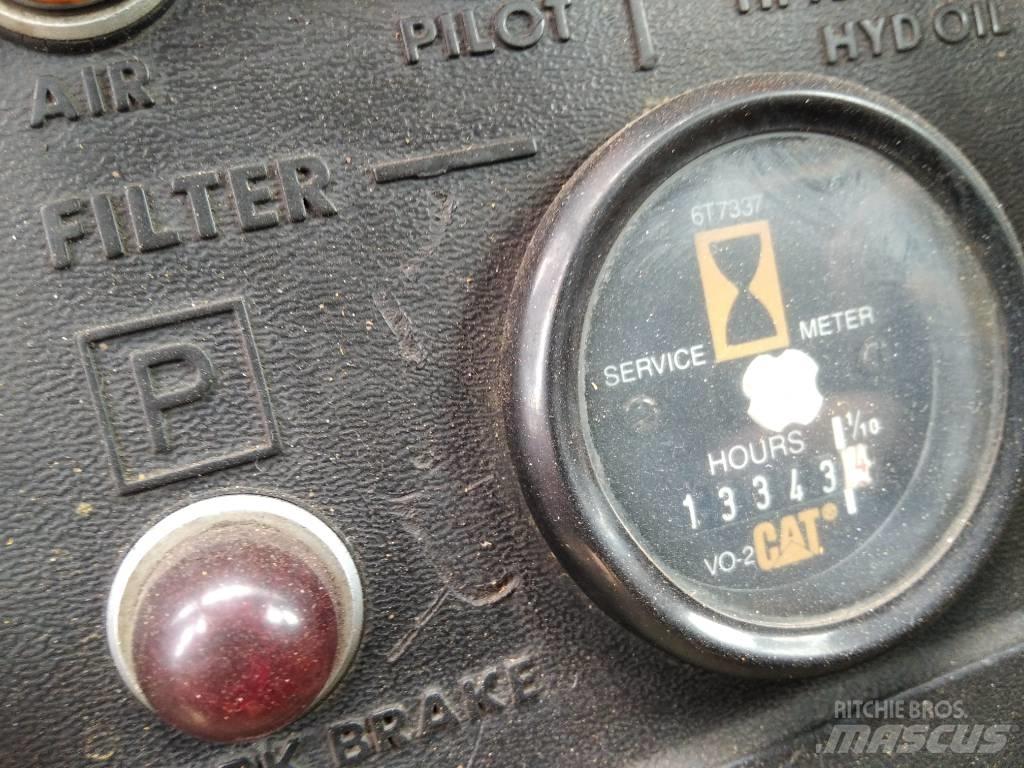 CAT 988 B Gumikerekes homlokrakodók
