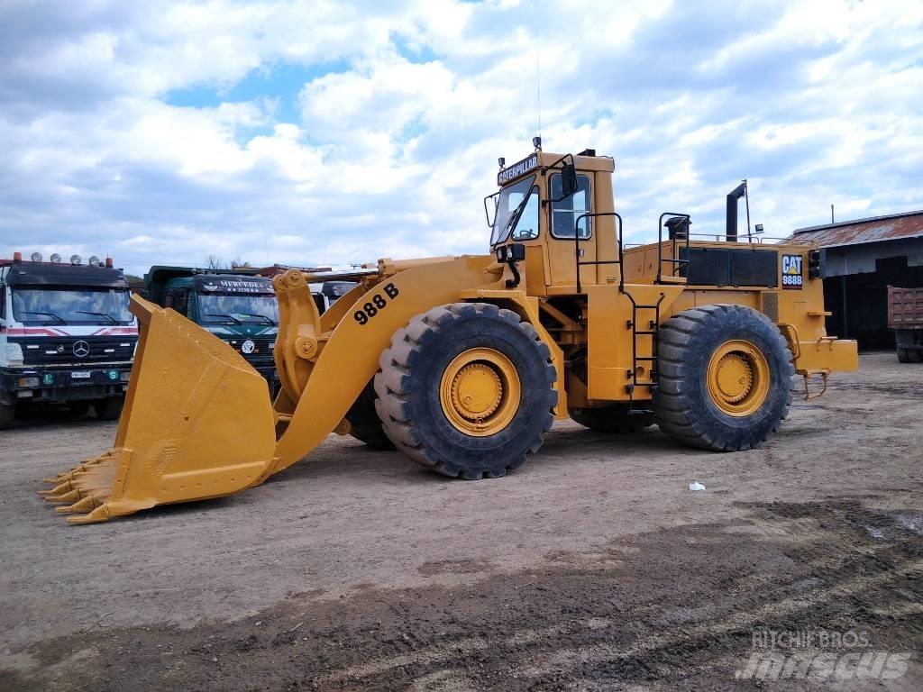 CAT 988 B Gumikerekes homlokrakodók
