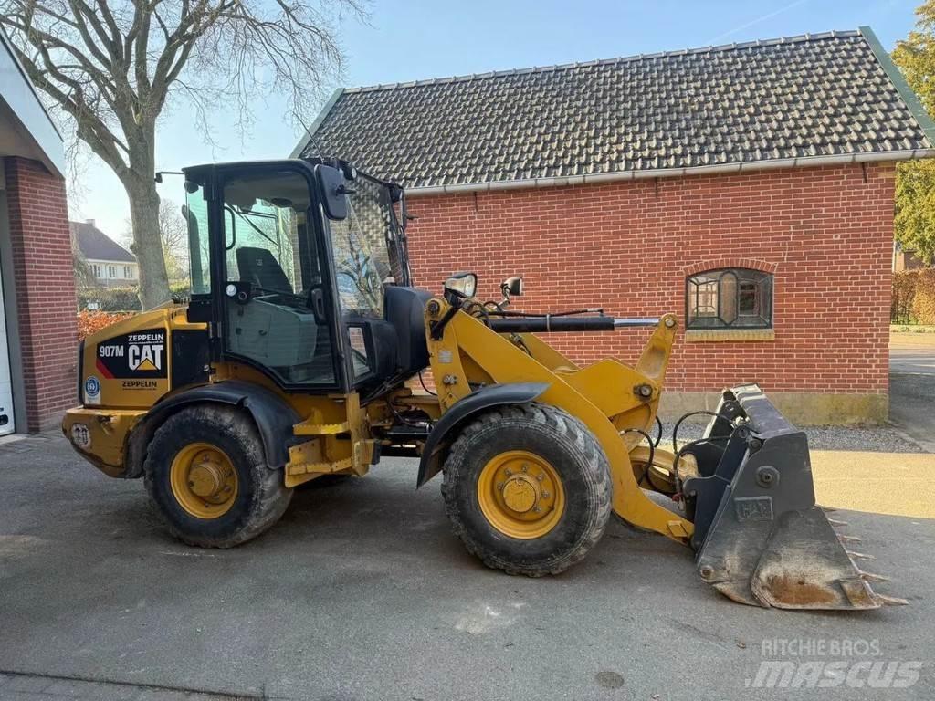 CAT 907M Gumikerekes homlokrakodók