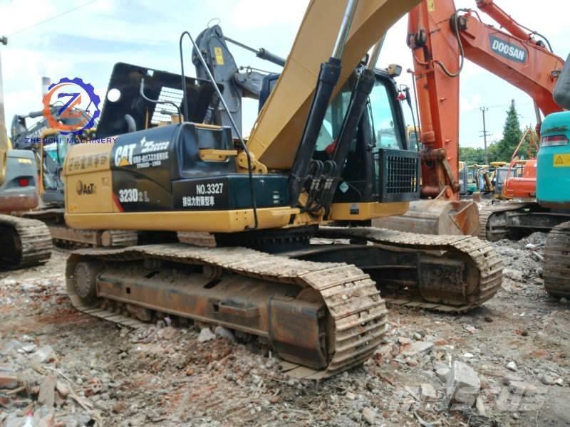 CAT 323 D L Lánctalpas kotrók