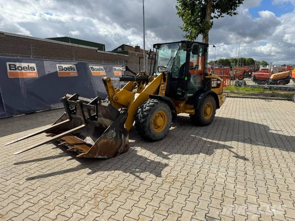 CAT 906M Gumikerekes homlokrakodók