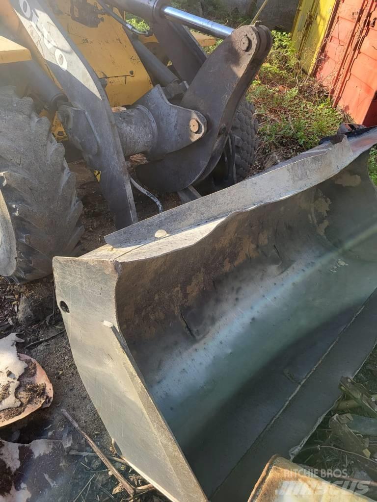 Volvo L 30 B Gumikerekes homlokrakodók