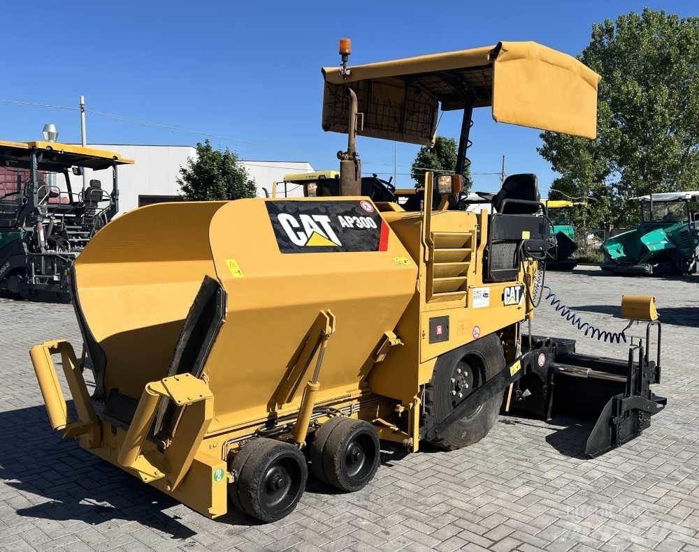 CAT AP 300 Aszfalt terítõ gépek