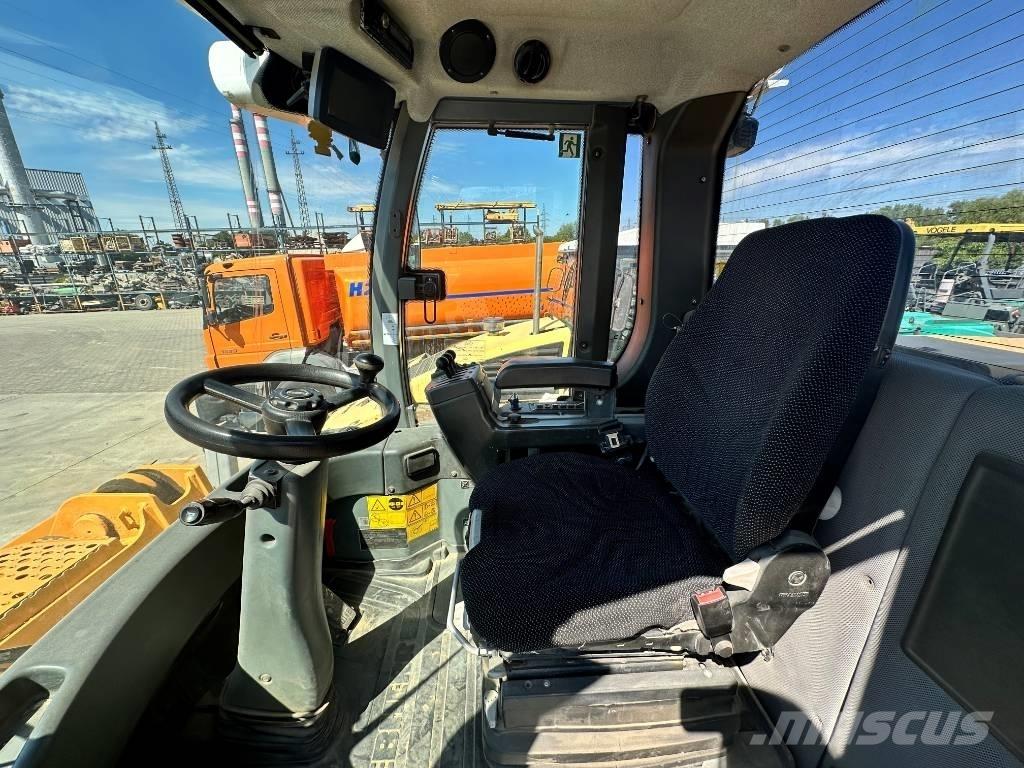 Liebherr L 550 Gumikerekes homlokrakodók