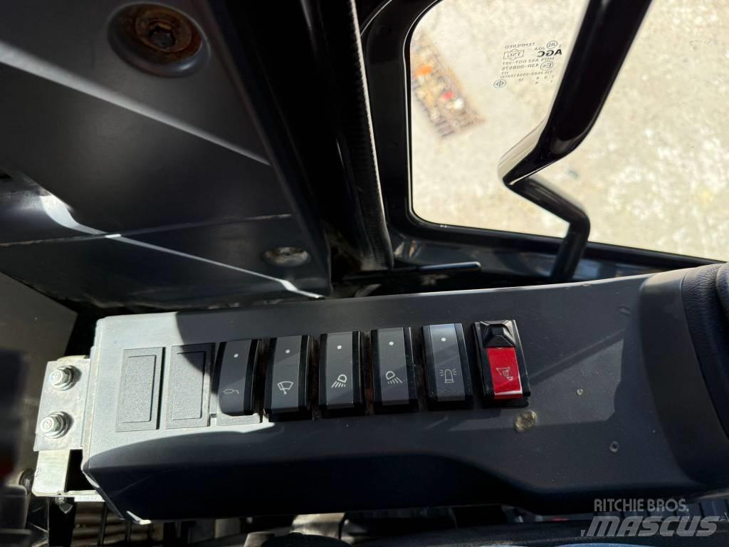 Komatsu PW 148-11 Gumikerekes kotrók