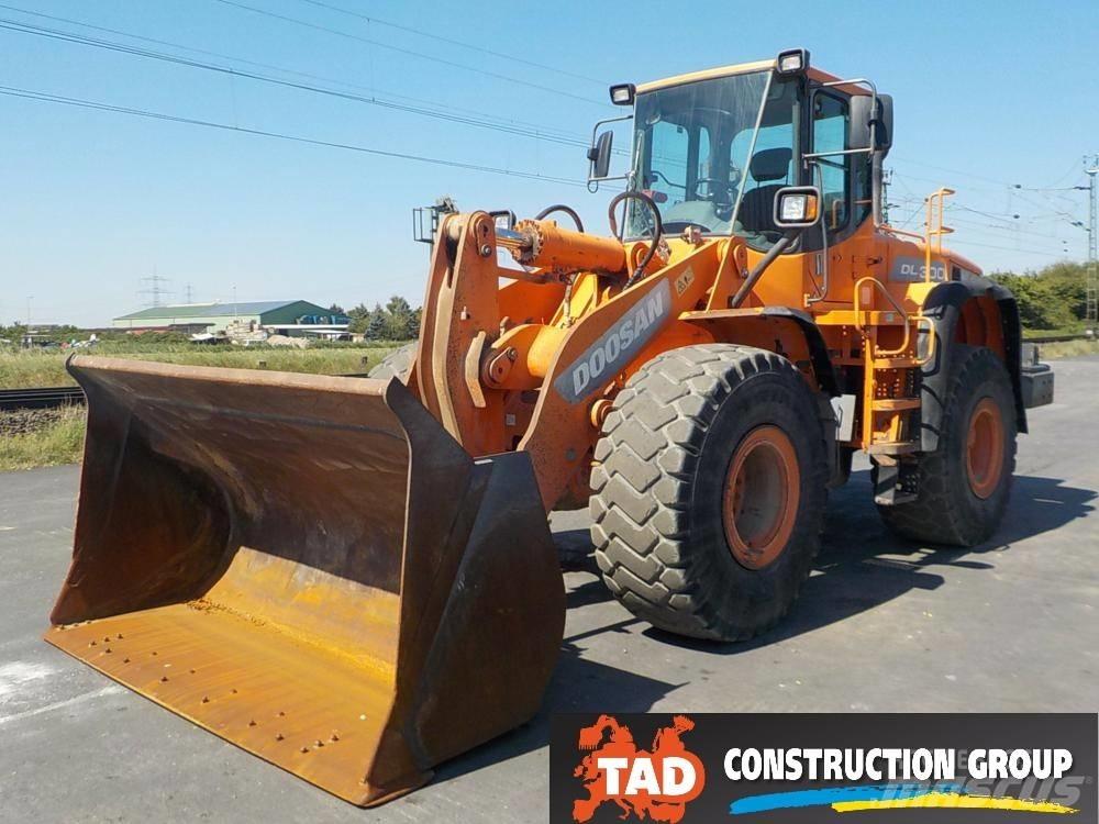 Doosan DL 300 Gumikerekes homlokrakodók