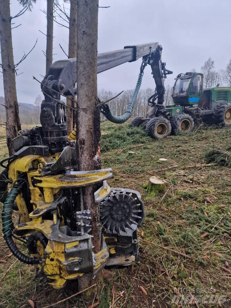 John Deere 1270 E Betakarítók