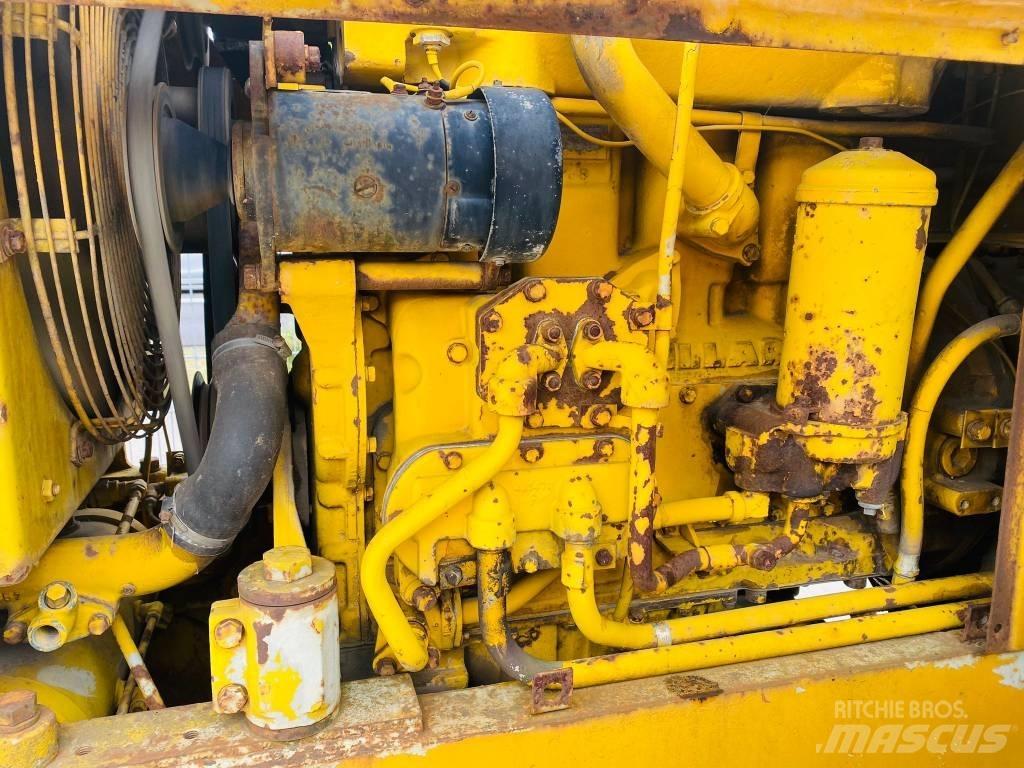 CAT 922 B Gumikerekes homlokrakodók