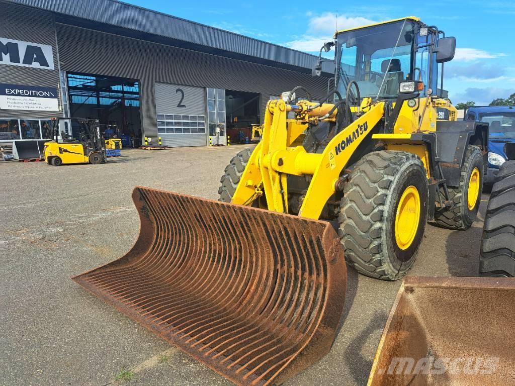 Komatsu WA 250-5H Gumikerekes homlokrakodók