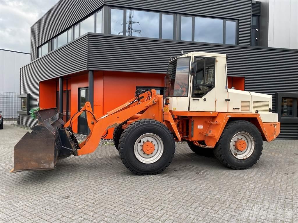 Schaeff SKS 661 Gumikerekes homlokrakodók