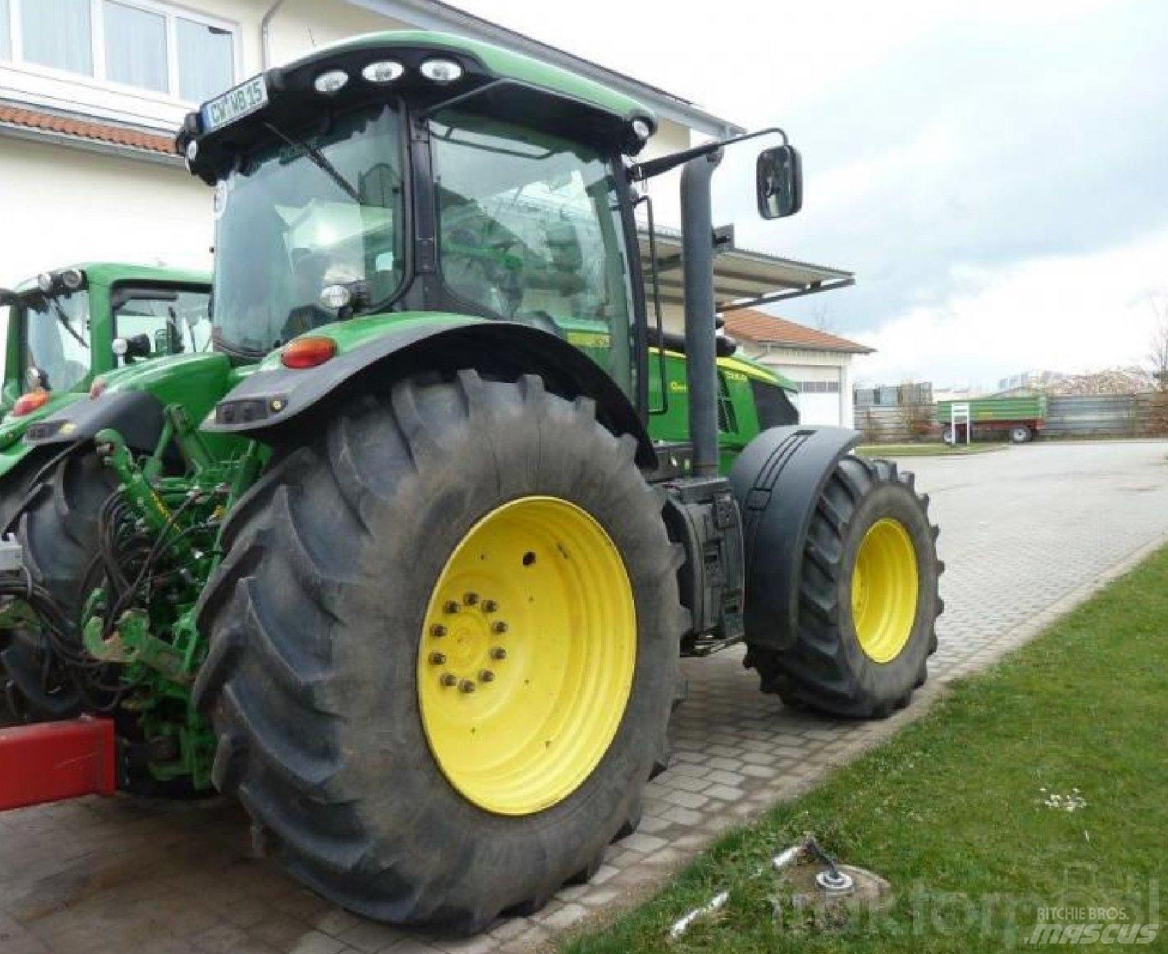John Deere 7230R Traktorok