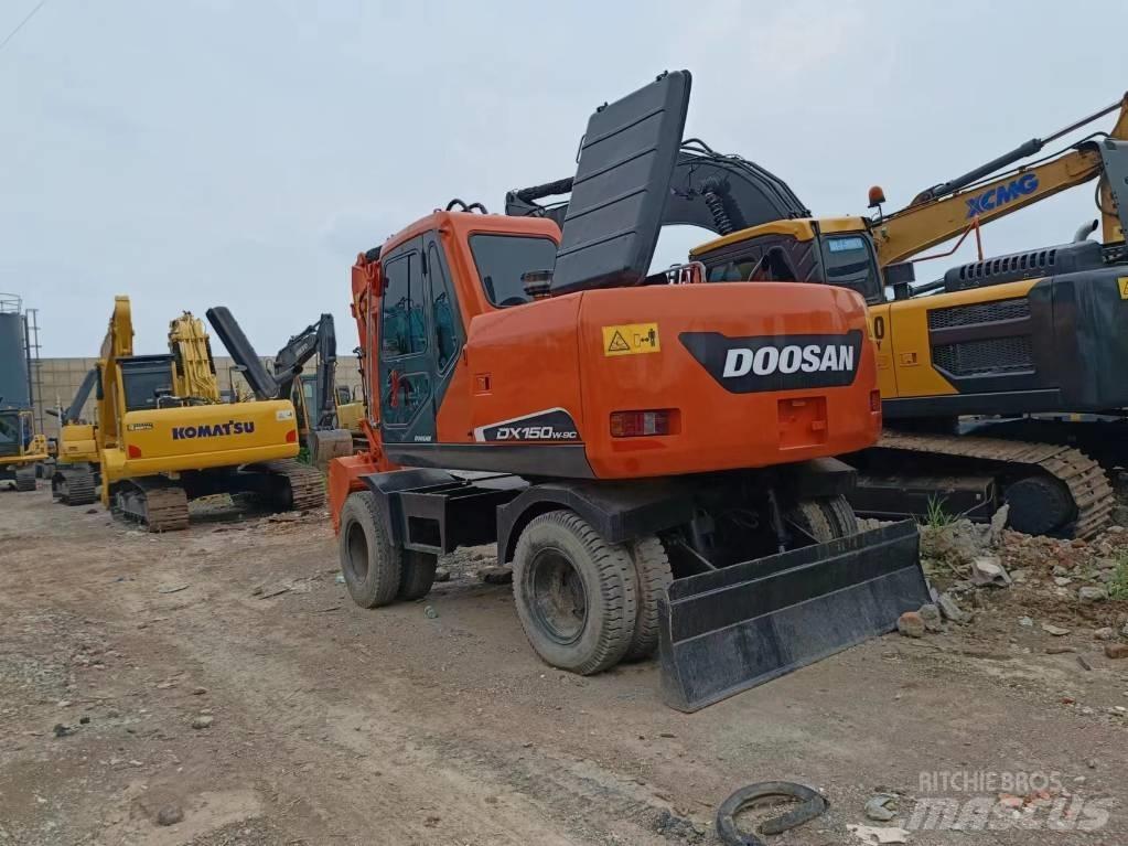 Doosan 150 W Gumikerekes kotrók