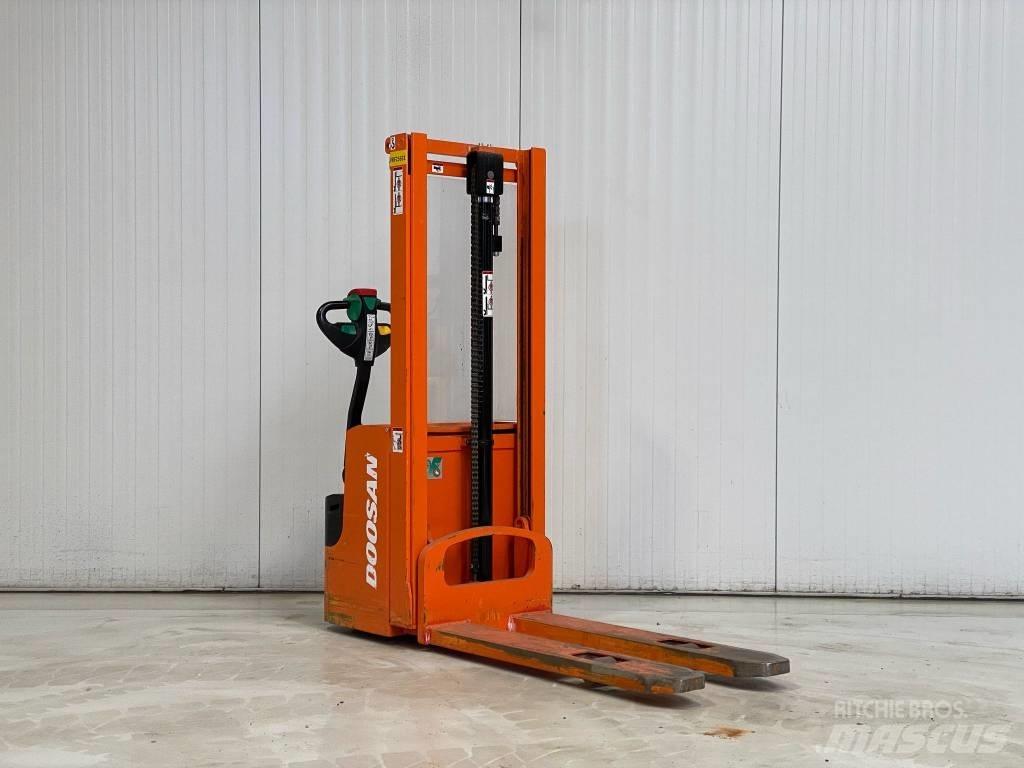 Doosan LEDS12.5C Gyalogkíséretű targonca