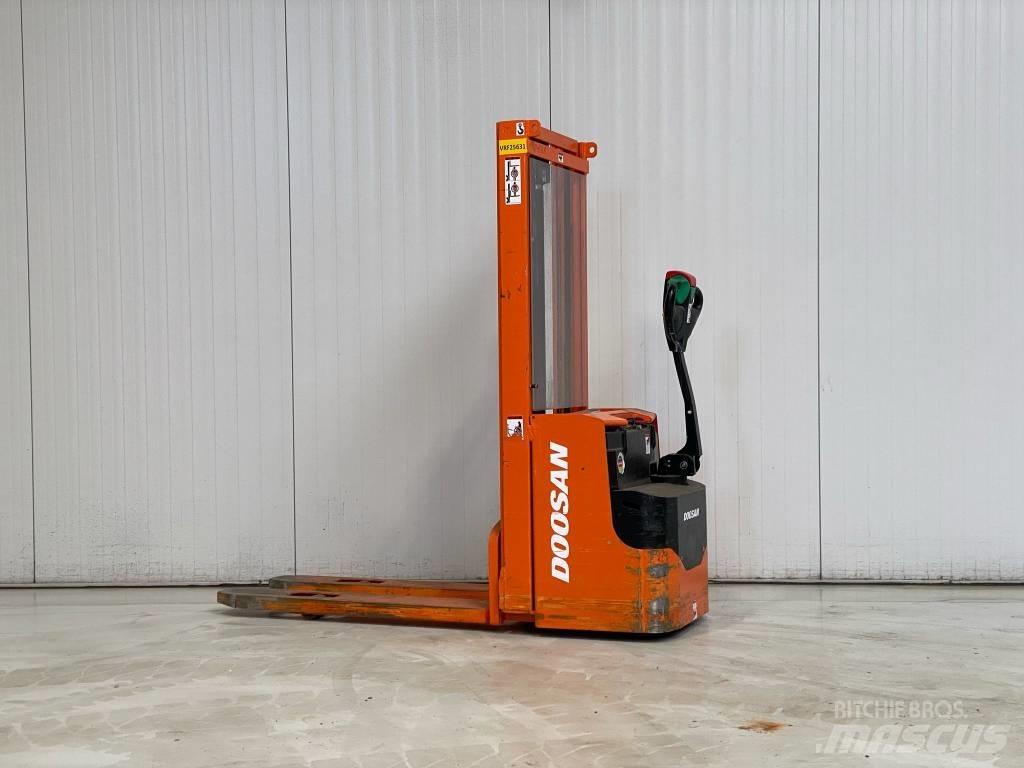 Doosan LEDS12.5C Gyalogkíséretű targonca