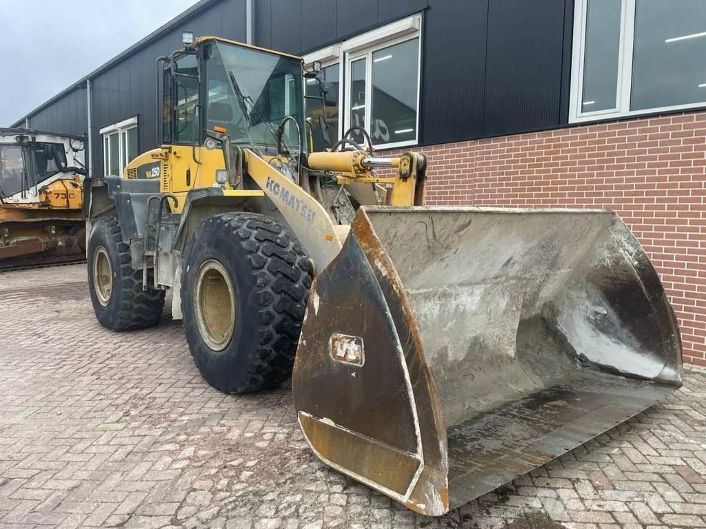 Komatsu WA250-5 Gumikerekes homlokrakodók