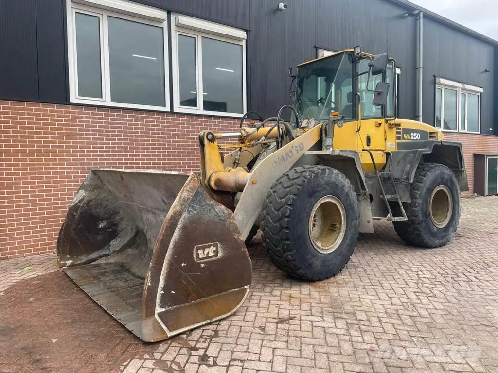 Komatsu WA250-5 Gumikerekes homlokrakodók