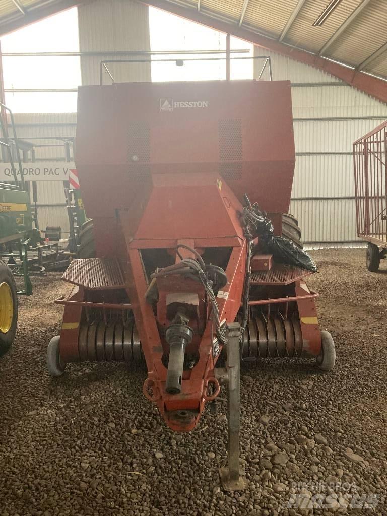 Hesston 4900 Szögletes bálázók