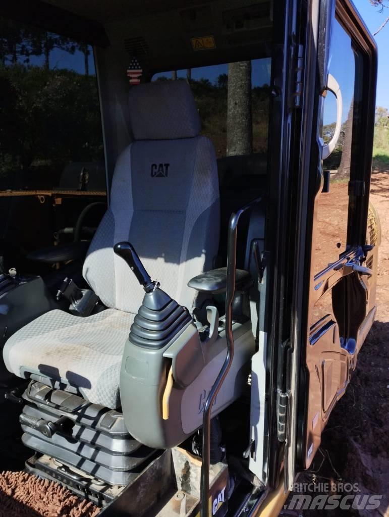 CAT 320D2 Lánctalpas kotrók