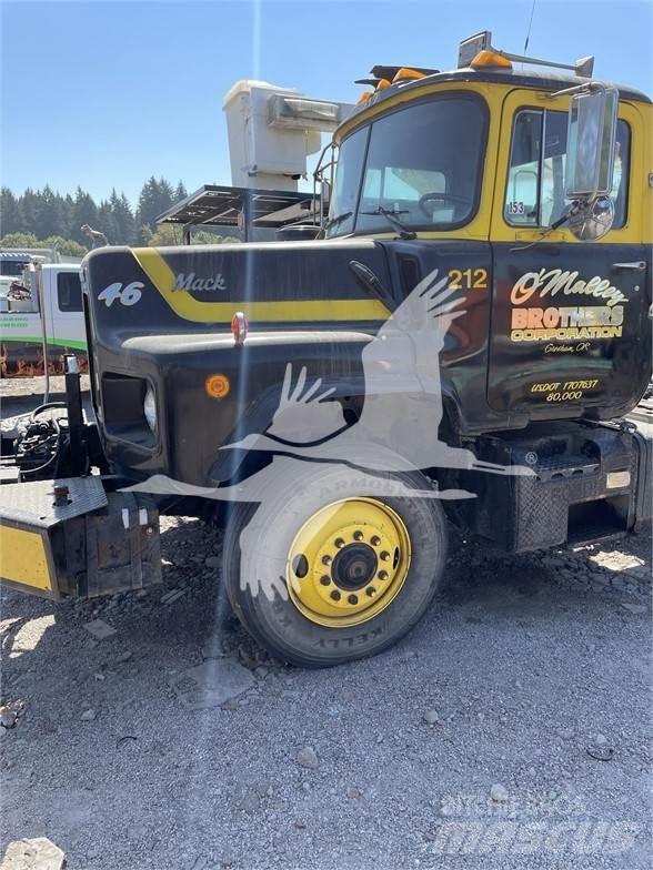 Mack DM688S Nyergesvontatók