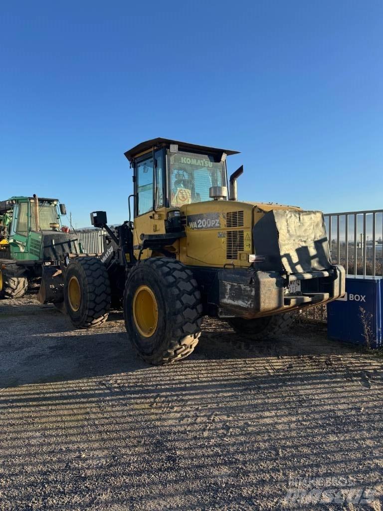 Komatsu WA 200 PZ-6 Gumikerekes homlokrakodók