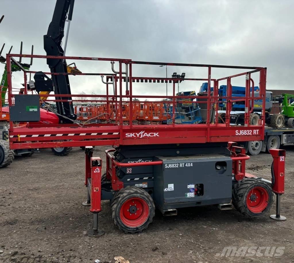 SkyJack SJ 6832 RT Ollós emelők
