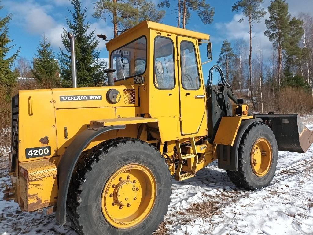 Volvo BM 4200 Gumikerekes homlokrakodók