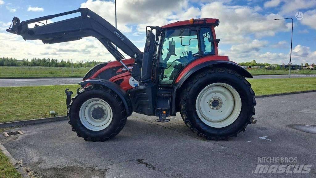Valtra T 214 Traktorok