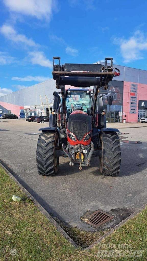 Valtra T 214 Traktorok